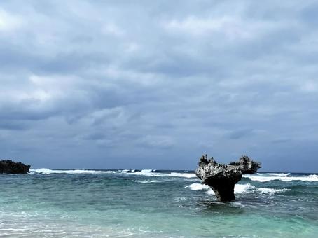 ハートの形の岩と海 海,空,波の写真素材