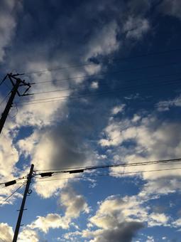 夕暮れの空と電柱 夕暮れの空と電柱 空,夕焼け,夕日の写真素材