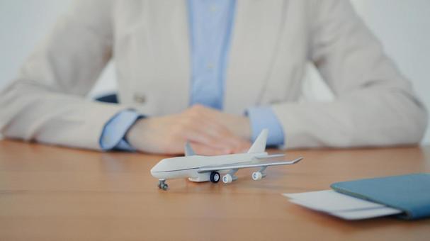 飛行機を前に説明する様子の手元 事務職,接客業,アドバイザーの写真素材