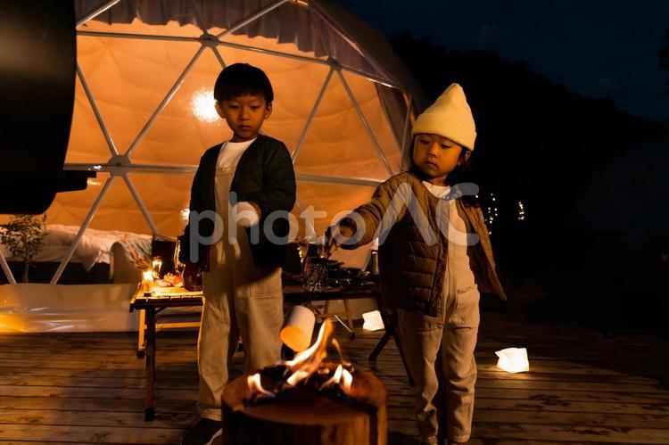 トーチで焼きマシュマロを作る子供 グランピング,家族旅行,女性の写真素材