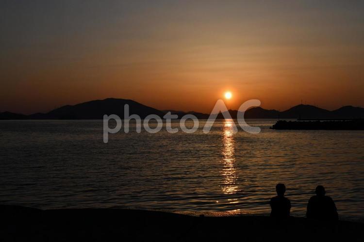 夕日　夕暮　男女　カップル 海,風景,あかね色の写真素材