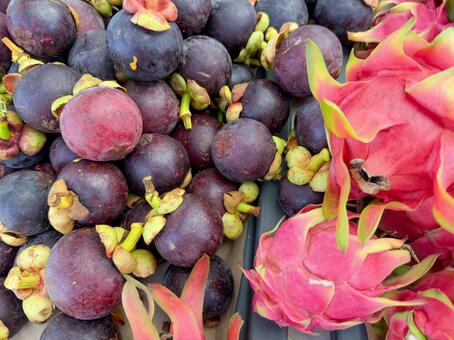 マンゴスチンとドラゴンフルーツ kccファーマーズマーケット,マンゴスチン,ドラゴンフルーツの写真素材