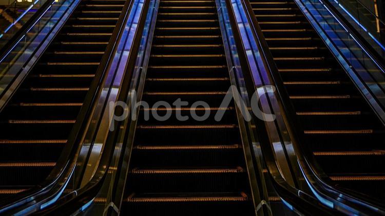 無人のエスカレーター 夜景,夜,建造物の写真素材