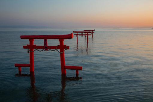 有明海に浮かぶ大魚神社の海中鳥居 有明海に浮かぶ大魚神社の海中鳥居の写真