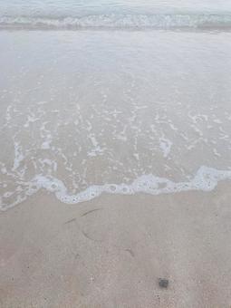 波がきた 海,波打ち際,空の写真素材