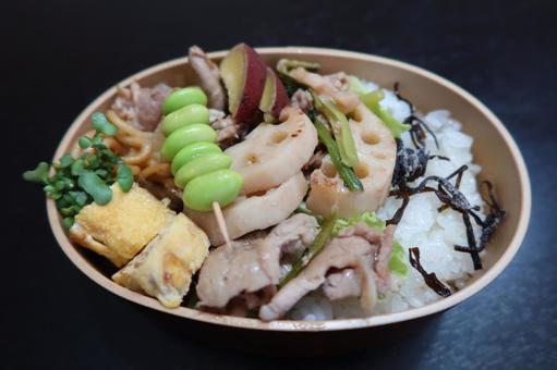 レンコン炒めと枝豆のお弁当 レンコン炒めと枝豆のお弁当 弁当,レンコン,豚肉の写真素材