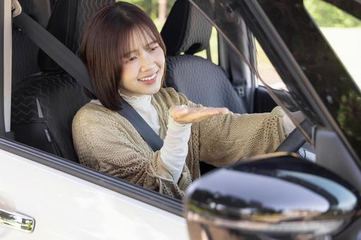 若い女性 運転 譲り合い 感謝 若い女性 運転 譲り合い 感謝 女性,ドライブ,運転の写真素材