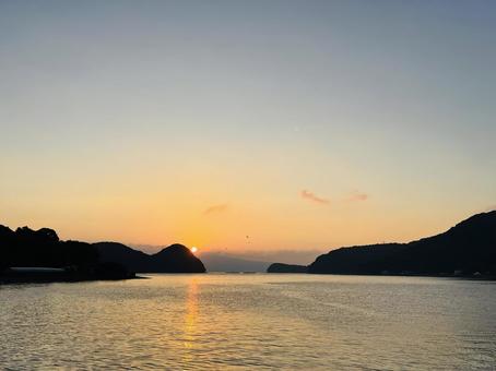 海での朝日 朝日,海,冬の写真素材