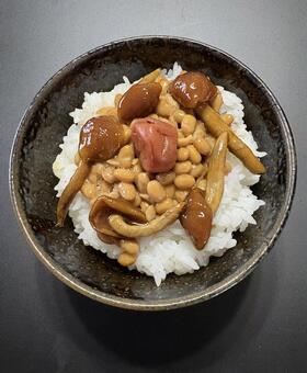 新米に納豆となめこの佃煮としそ梅の茶碗飯 朝食,新米ご飯,あきたこまちの写真素材
