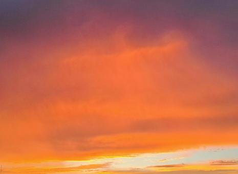 オレンジ色の夕焼け空 オレンジ色の夕焼け空の写真