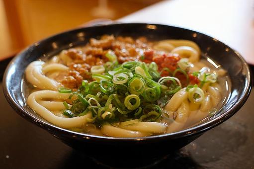 さぬきうどん店の辛味噌うどん 辛味噌,うどん,ネギの写真素材