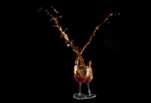 コーヒーを入れたグラスの衝突 コーヒーを入れたグラスの衝突の写真