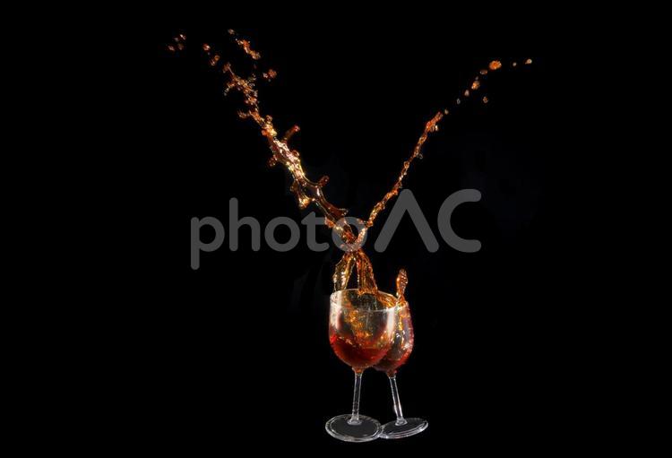 コーヒーを入れたグラスの衝突 コーヒー,ワイングラス,グラスの衝突の写真素材