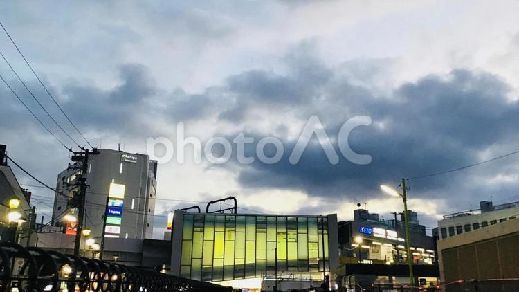 夕方の下北沢駅前 下北沢,幻想的,小田急線の写真素材