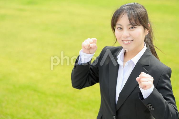 ガッツポーズをする女性 ガッツポーズ,ガッツ,元気の写真素材