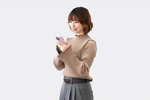 スマホを使う笑顔の女性・ビジネスウーマン スマホを使う笑顔の女性・ビジネスウーマン 女性,スマホ,笑顔の写真素材