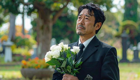 お葬式・葬儀に来た喪服の日本人男性 お葬式・葬儀に来た喪服の日本人男性の写真