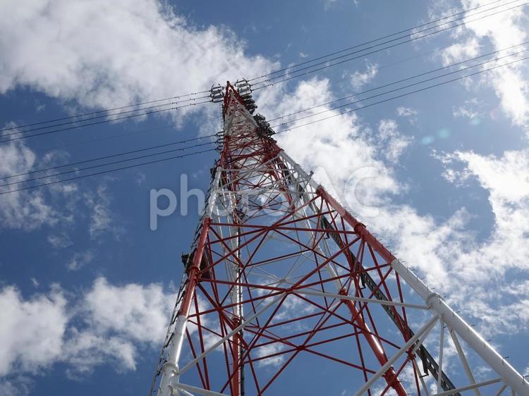 真下から仰ぎ見る送電鉄塔 鉄塔,送電線,ガイシの写真素材