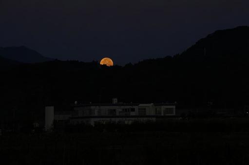山の端に沈む満月 山の端に沈む満月の写真