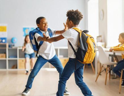 教室で戯れ合う子ども 教室で戯れ合う子どもの写真