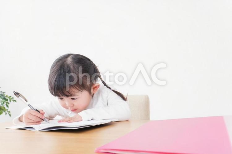 ひとりで勉強をする子ども 幼児,教育,乳児の写真素材