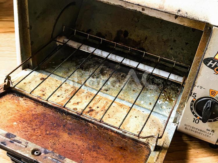 掃除をする前の頑固な焦げ付きのある汚れたオーブントースター内部のイメージ壁紙 焦げ,掃除,トースターの写真素材