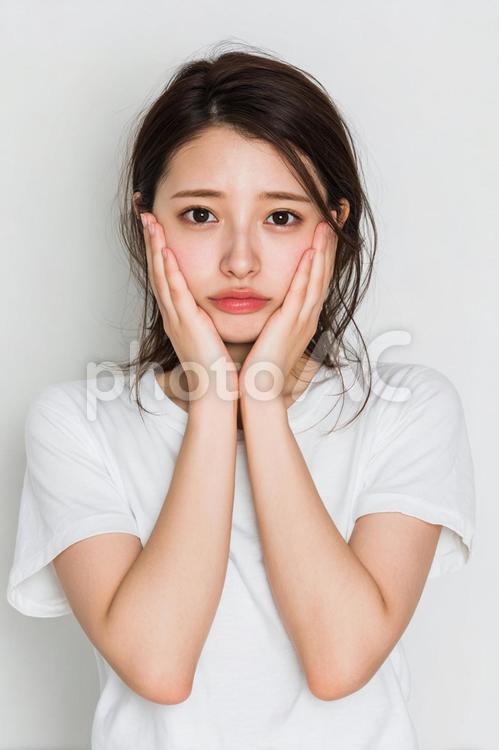 悩みを抱えるような表情の若い日本人女性 女性,日本人,若い女性の写真素材