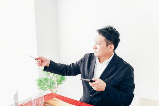 ライフスタイル 笑顔,キャッシュレス,男性の写真素材