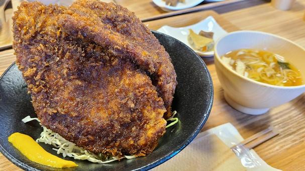 巨大なカツ丼 巨大なカツ丼 わらじカツ,カツ丼,丼ぶりの写真素材
