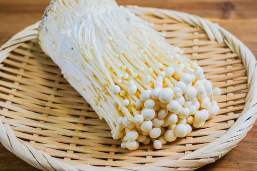 竹ざるの上のえのき えのき,きのこ,竹ざるの写真素材