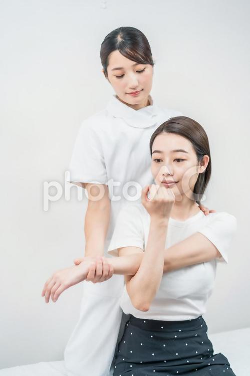 エステサロンでマッサージを受ける若い女性 女性,エステサロン,美肌の写真素材