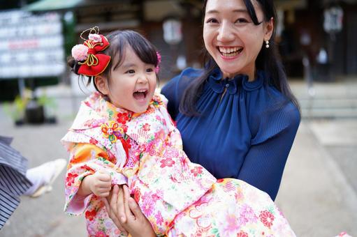 七五三で嬉しそうに母と笑い合う女の子 七五三で嬉しそうに母と笑い合う女の子 shichigosanjpacの写真素材