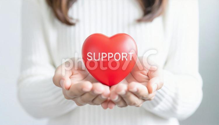 女性の手に浮かぶハート「SUPPORT」 サポート,女性,手の写真素材