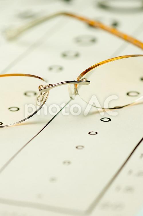 メガネと検眼表 眼鏡,メガネ,老眼の写真素材
