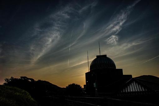<素材>夕暮れの大空と天文台のシルエット <素材>夕暮れの大空と天文台のシルエット 空,サンセット,サンライズの写真素材