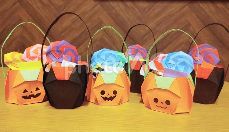 折り紙で作ったハロウィンの飾り2 ハロウィン,10月,コウモリの写真素材