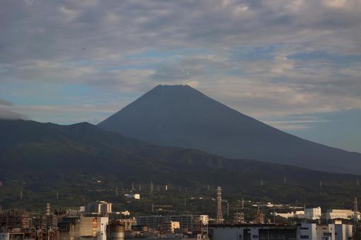 雲の多い青空と富士山と山と工場のある街並 雲の多い青空と富士山と山と工場のある街並の写真
