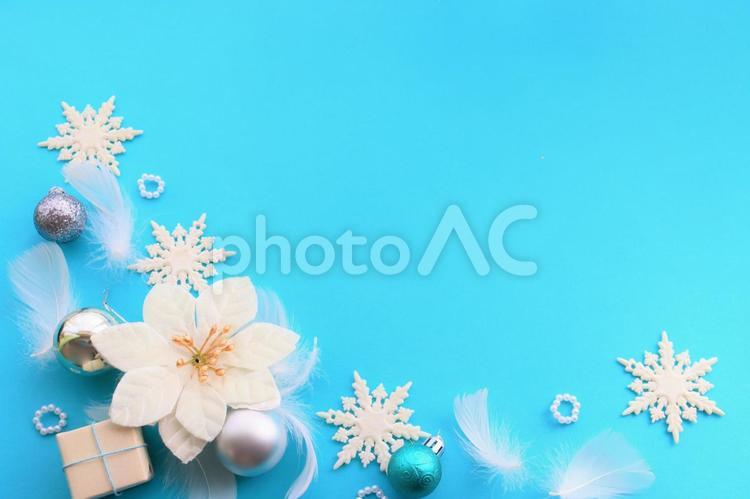 青い背景のクリスマス素材　５ クリスマス,フレーム,オーナメントの写真素材