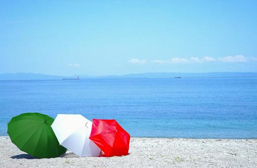 イタリア色のOMBRELLO 海,傘,緑の写真素材