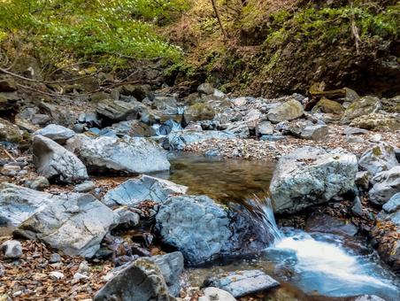 飲めそうな清流がすぐそこに ハイキング,トレッキング,山道の写真素材