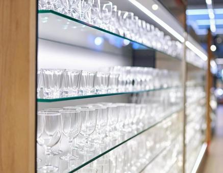 ガラスコップの商品が並んだ棚 ガラスコップの商品が並んだ棚の写真