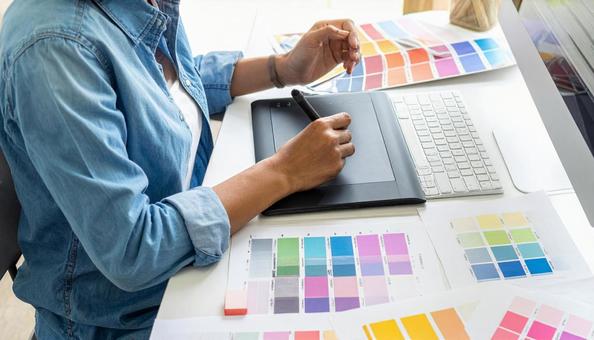 ペンタブで絵を描く日本人女性の写真