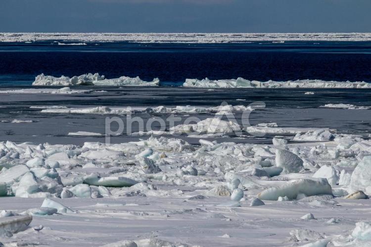 冬の海に浮かぶ流氷 流氷,知床,漂うの写真素材