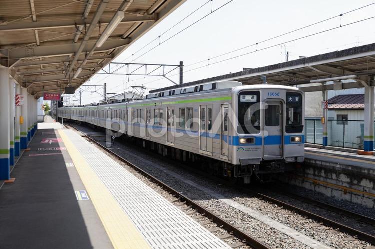 東武野田線の藤の牛島駅入線する鉄道車両 鉄道,車両,電車の写真素材