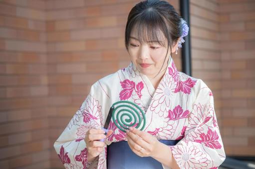蚊取り線香と浴衣女性 蚊取り線香と浴衣女性 浴衣,女性,和装の写真素材