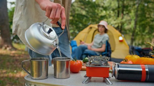 マグカップに飲み物をそそぐ手元 マグカップ,お湯,注ぐの写真素材