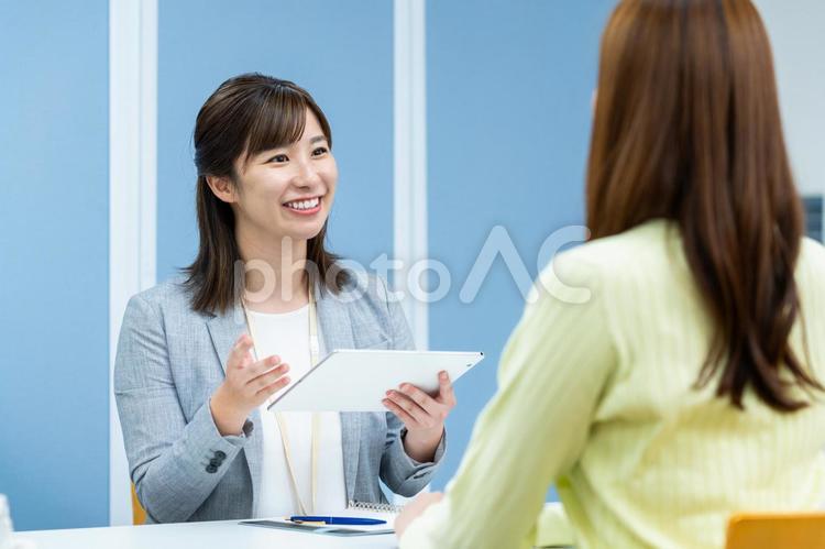 カウンセリングをするビジネスウーマン 営業,相談,カウンセリングの写真素材