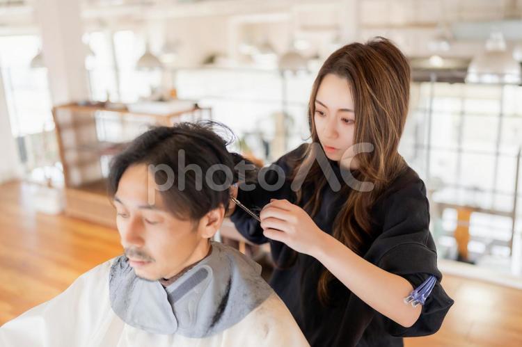 髪の毛をスキバサミで空く美容師 美容室,美容師,スタイリストの写真素材