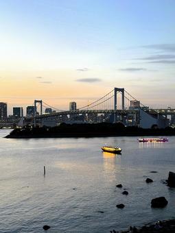 夕暮れのお台場から見た東京の景色 夕暮れのお台場から見た東京の景色 ライト,東京,お台場の写真素材