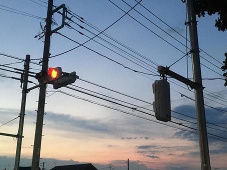 夕焼けの空と送電線と信号機 夕焼けの空と送電線と信号機 空,風景,鉄塔の写真素材